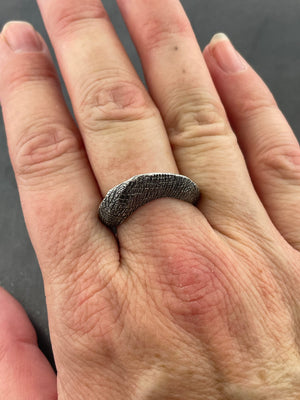 In Flow ring with crosshatching