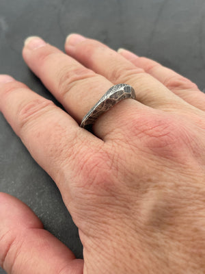 In Flow ring with crosshatching