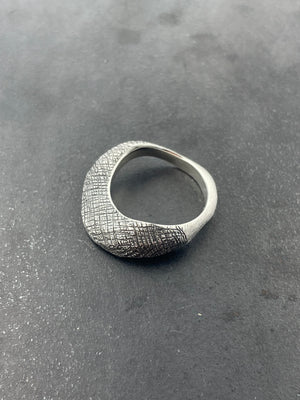 In Flow ring with crosshatching