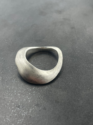 In Flow ring with scratch texture