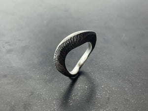 In Flow ring with scratch texture