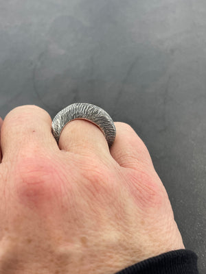 In Flow ring with scratch texture