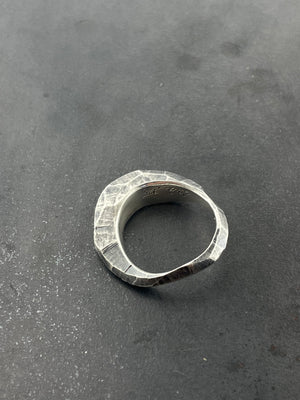 In Flow ring with crosshatching