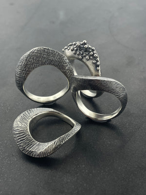 In Flow ring with crosshatching