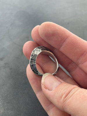 In Flow ring with crosshatching