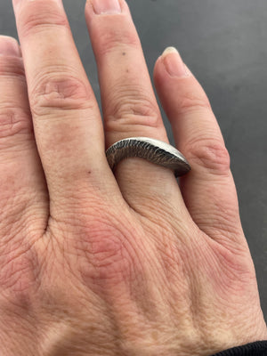 In Flow ring with scratch texture