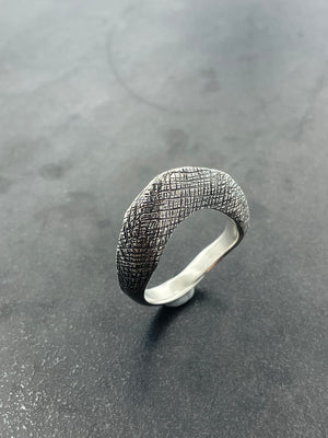 In Flow ring with crosshatching