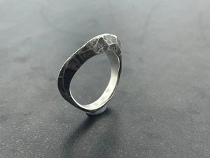 In Flow ring with crosshatching