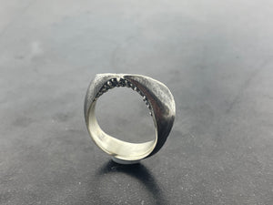 In Flow ring with hidden knobbly texture
