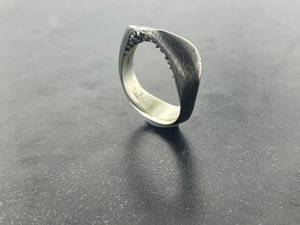 In Flow ring with hidden knobbly texture
