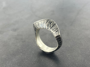 In Flow ring with hidden knobbly texture
