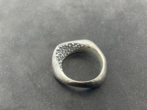 In Flow ring with hidden knobbly texture