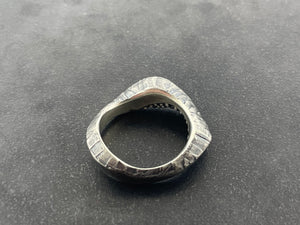 In Flow ring with hidden knobbly texture