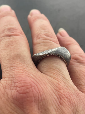 In Flow ring with hidden knobbly texture
