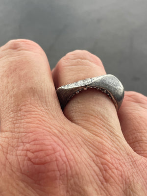 In Flow ring with hidden knobbly texture