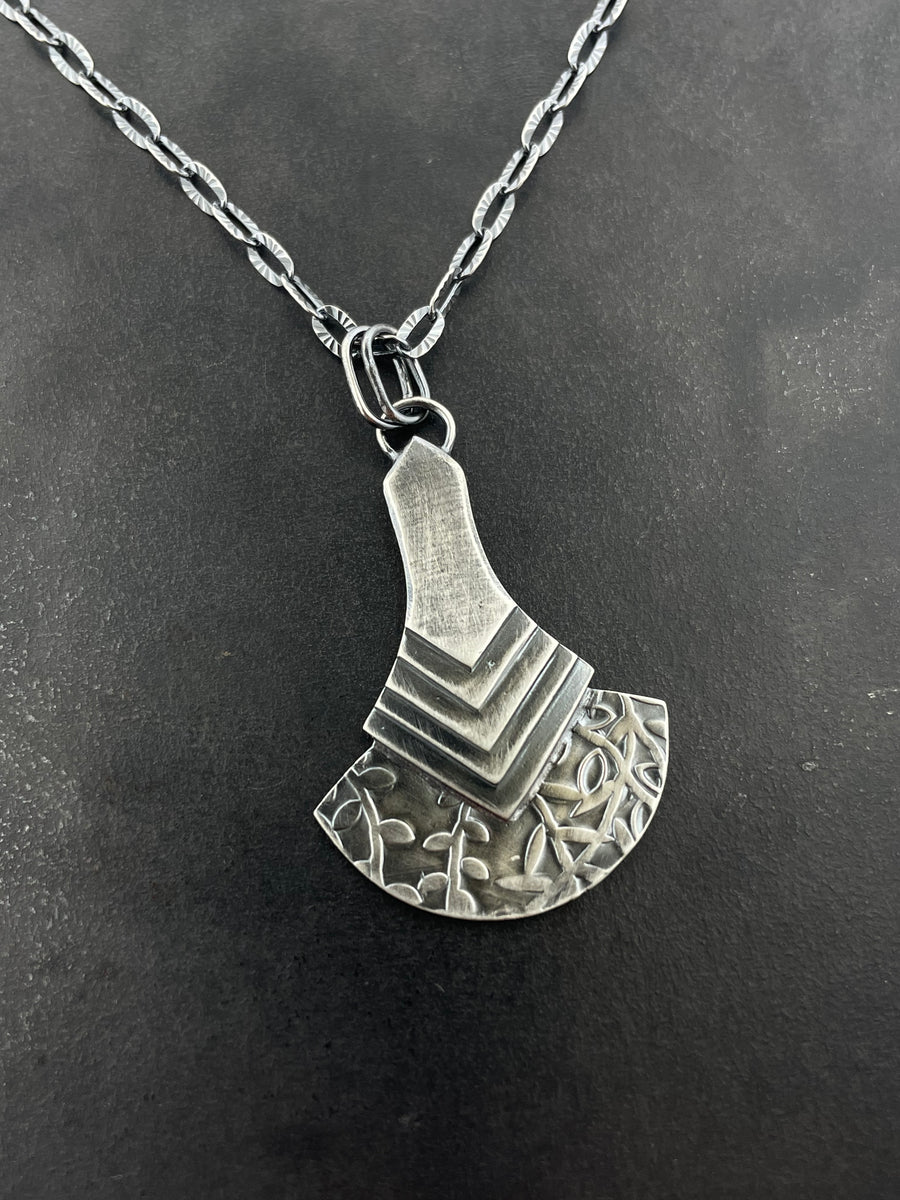 Deco fan necklace