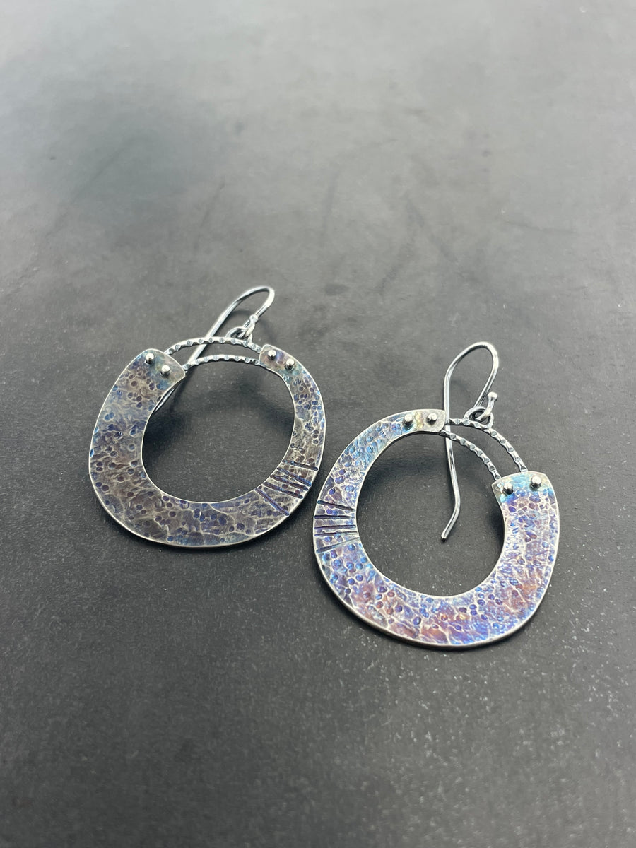 Rise and Titanium round earrings