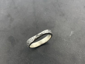 Ribbon ring with heavy texture