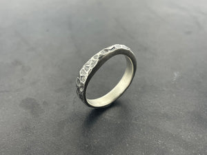 Ribbon ring with heavy texture