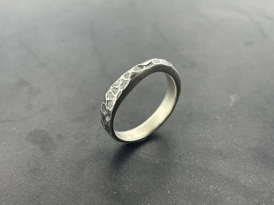 Ribbon ring with heavy texture