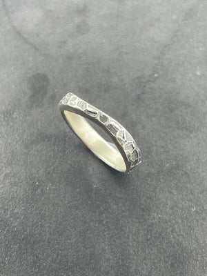 Ribbon ring with heavy texture