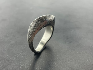 In Flow ring with striations