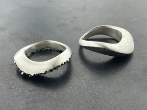 In Flow ring with striations