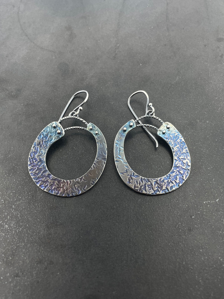 Rise and Titanium round earrings