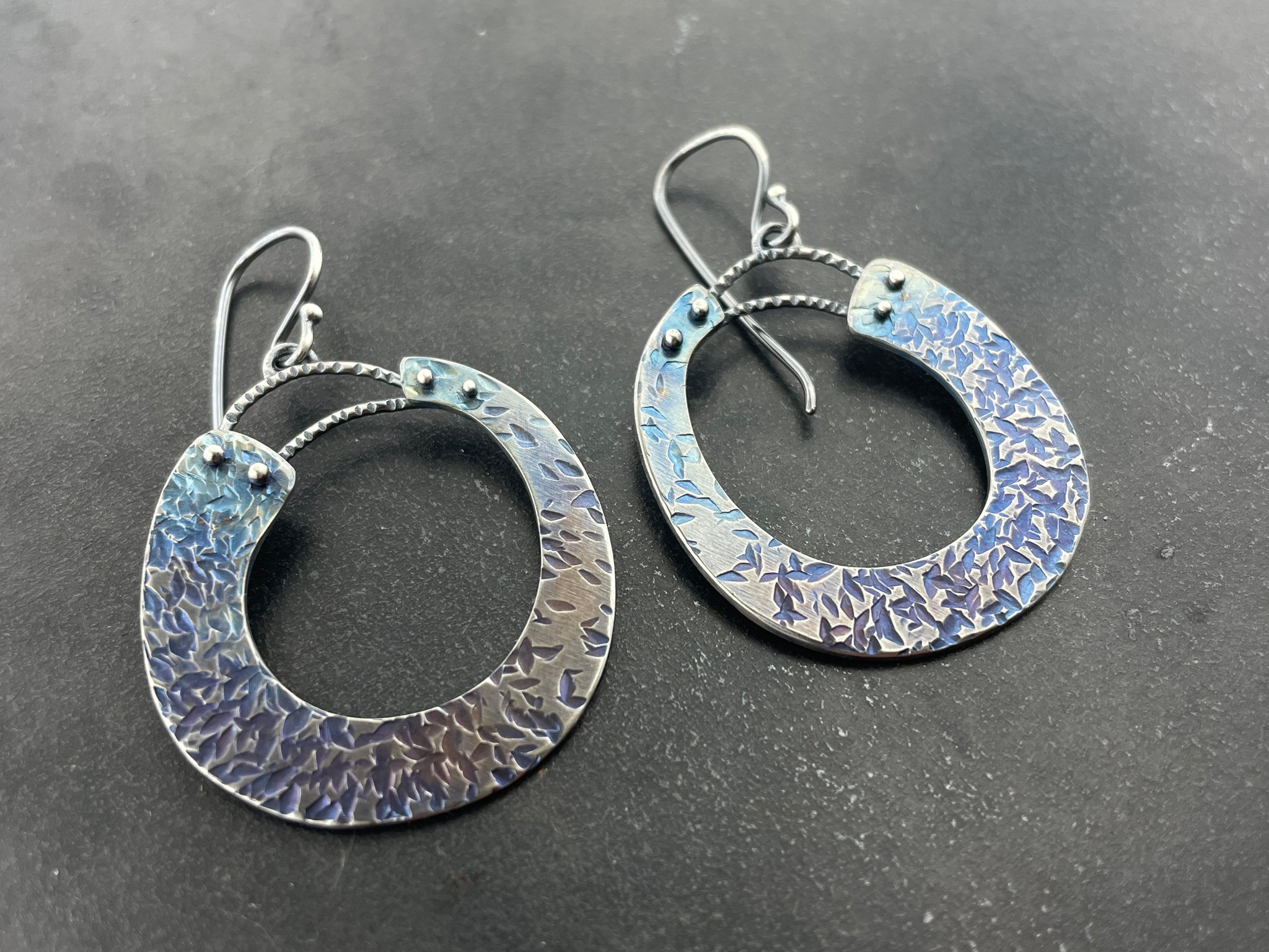 Rise and Titanium round earrings